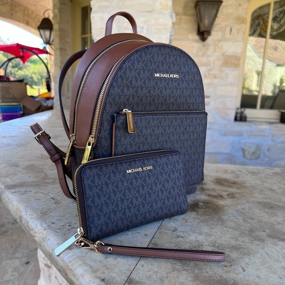 Michael Kors Adina Md signature backpack/wallet options brown signature - Picture 2 of 13